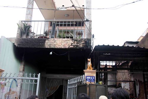 Tưới xăng đốt cả nhà người yêu, 4 người bỏng nặng 